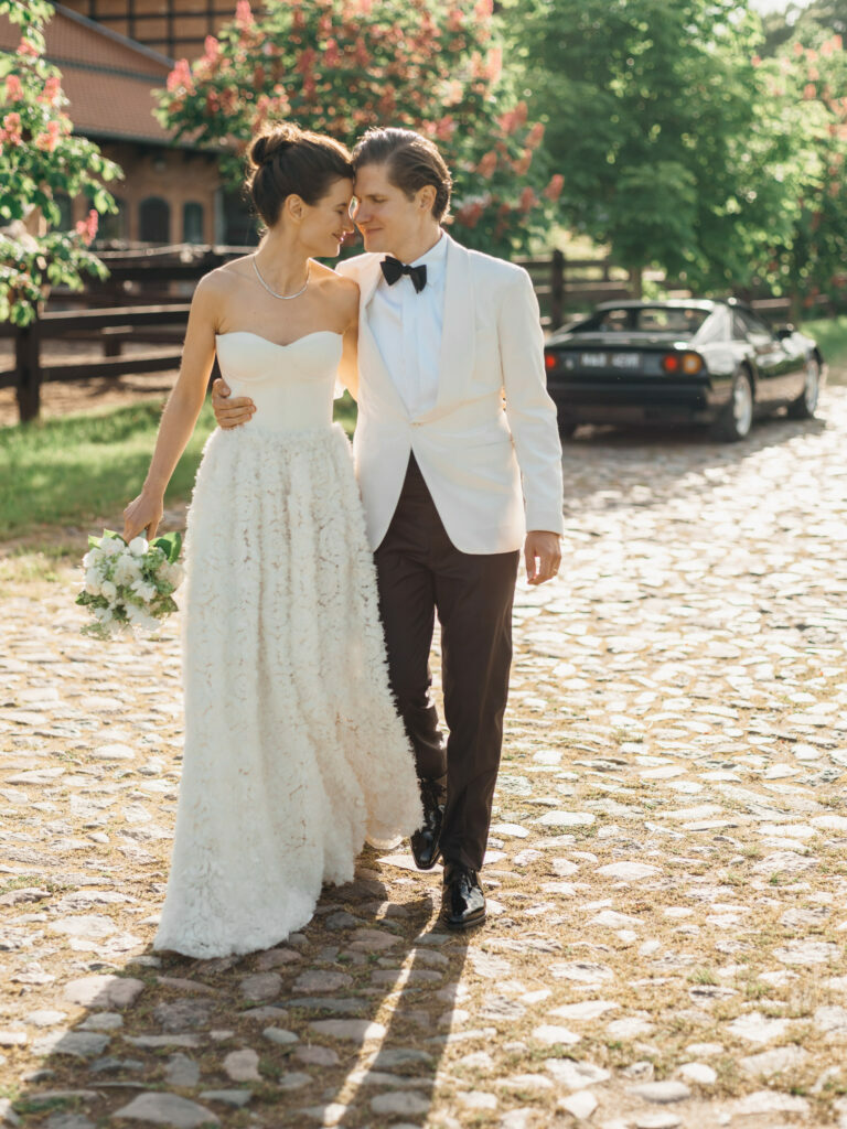 Reporterska fotografia ślubna - WhiteSmoke Studio 32 Natalia i Bartosz podczas spaceru w Ciekocinku
