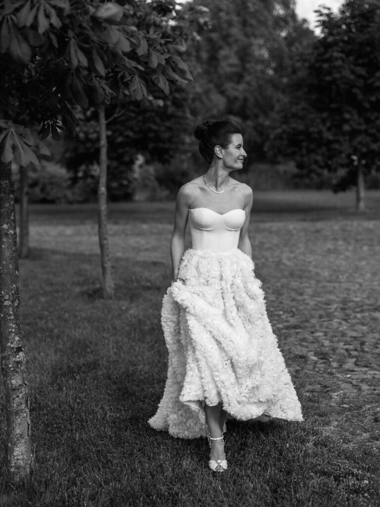 Reporterska fotografia ślubna - WhiteSmoke Studio 31 Elegancki portret Natalii w ogrodzie