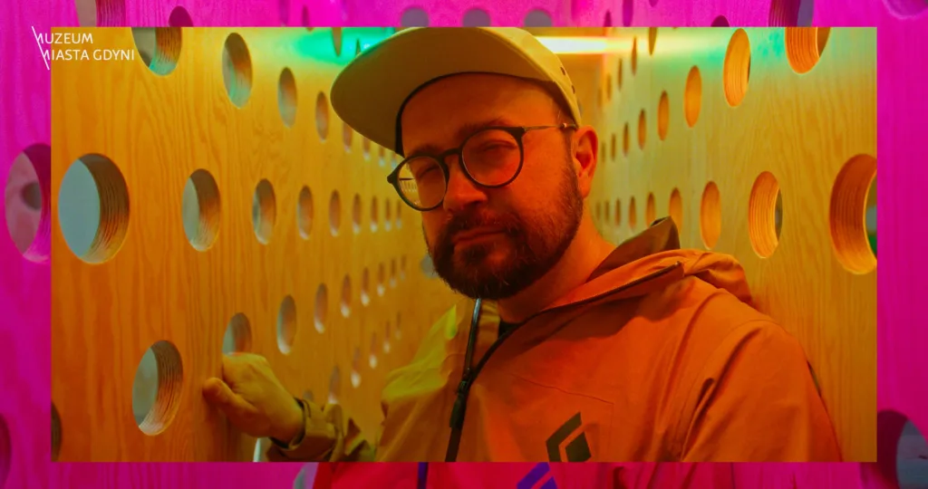 Dla marek i firm | Fotografia i film 24 Jakub Szczęsny, kadr z filmu dla Muzeum Miasta Gdyni