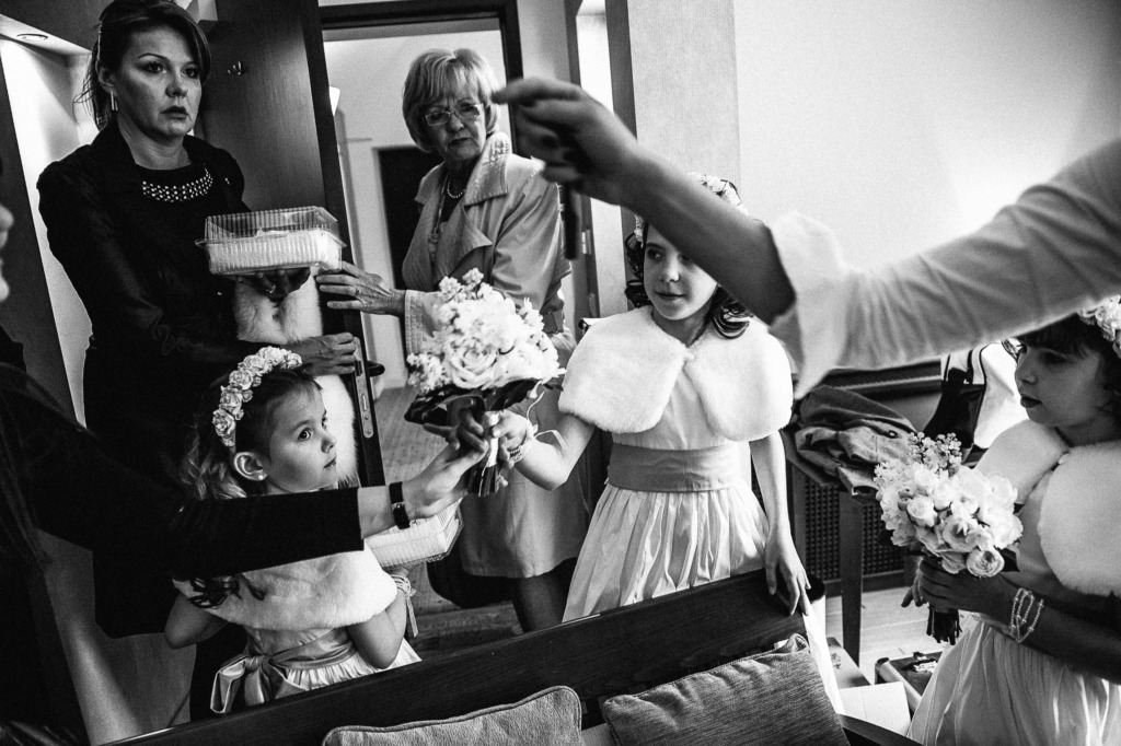 Reporterska fotografia ślubna - WhiteSmoke Studio 4 Dzieci i bliscy podczas przygotowań do ślubu