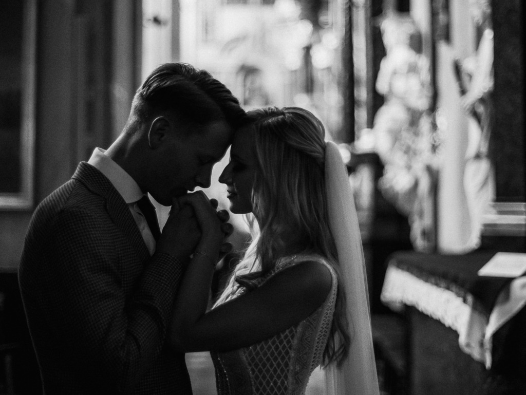 Reporterska fotografia ślubna - WhiteSmoke Studio 17 Para młoda blisko siebie w półcieniu