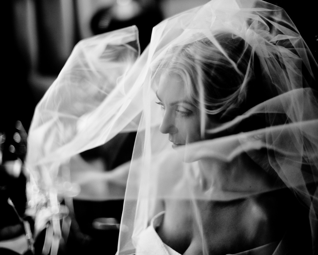 Reporterska fotografia ślubna - WhiteSmoke Studio 6 Portret panny młodej pod welonem