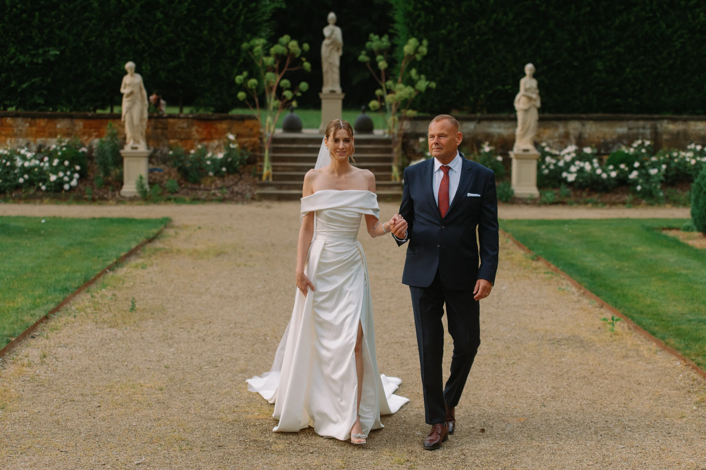 Martyna wchodzi na ceremonię w ogrodzie