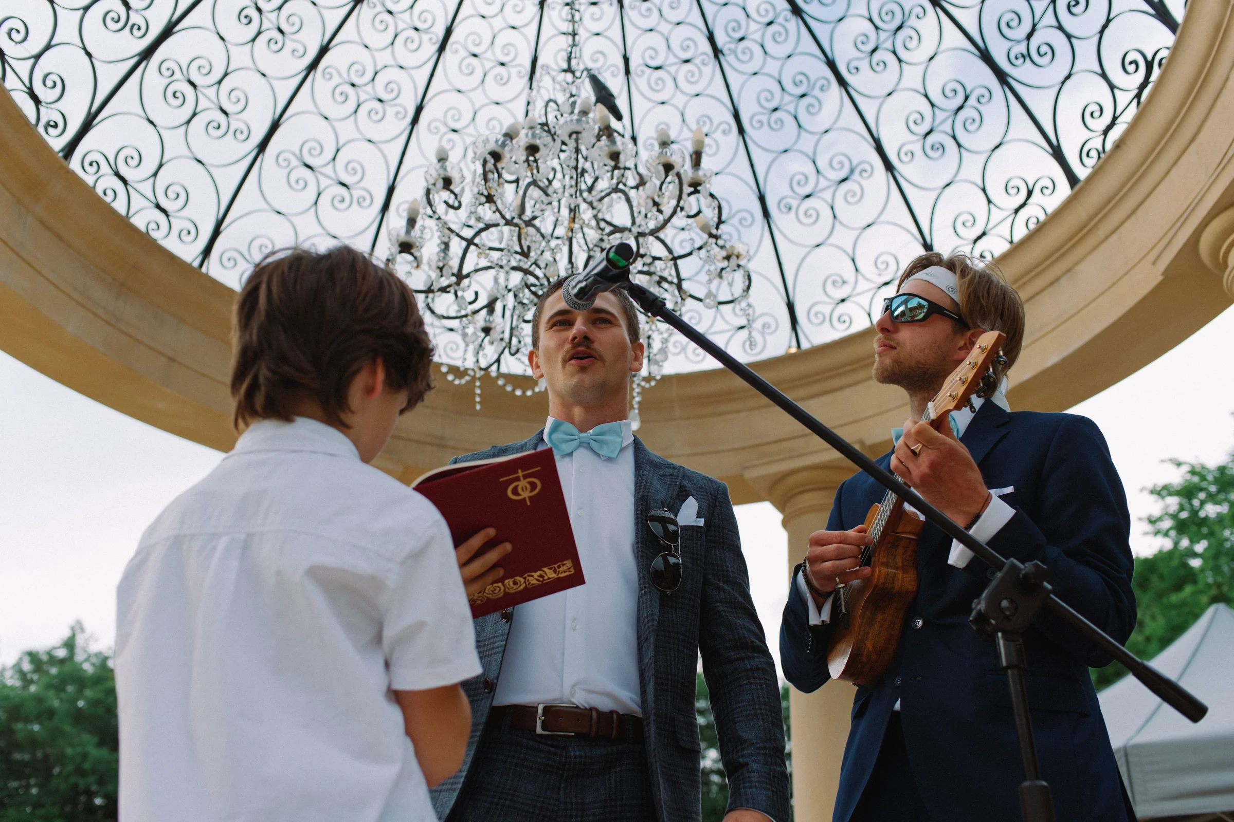 Muzycy grają podczas ślubu w ogrodowej altanie