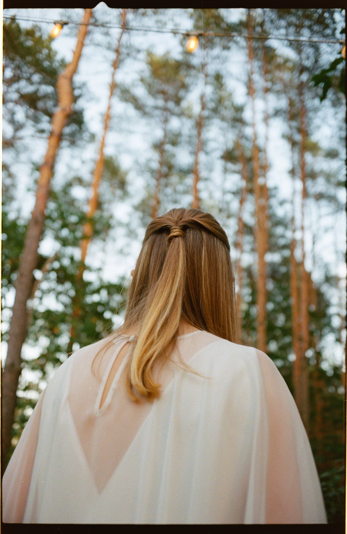 Reporterska fotografia ślubna - WhiteSmoke Studio 48 Spokojny portret panny młodej na tle drzew