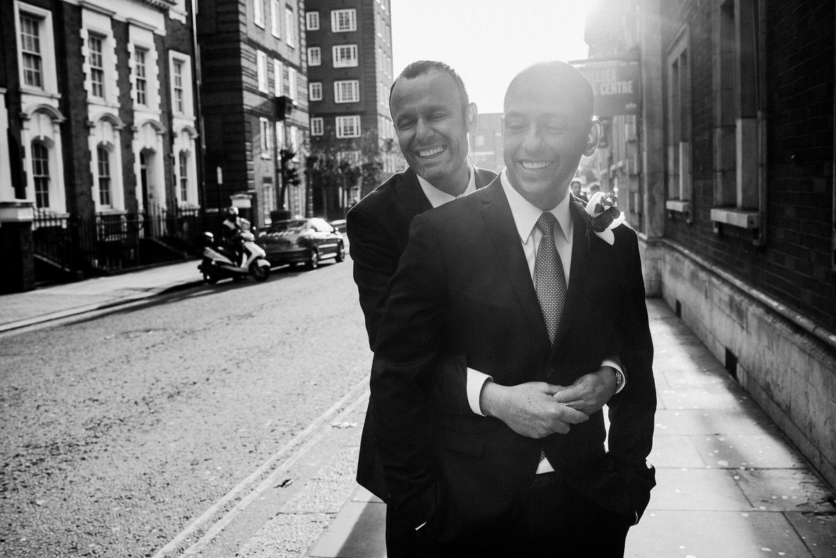 Ślub w Londynie. Danny i Chris w Hotel Café Royal 25 Portret pana młodego na ulicy