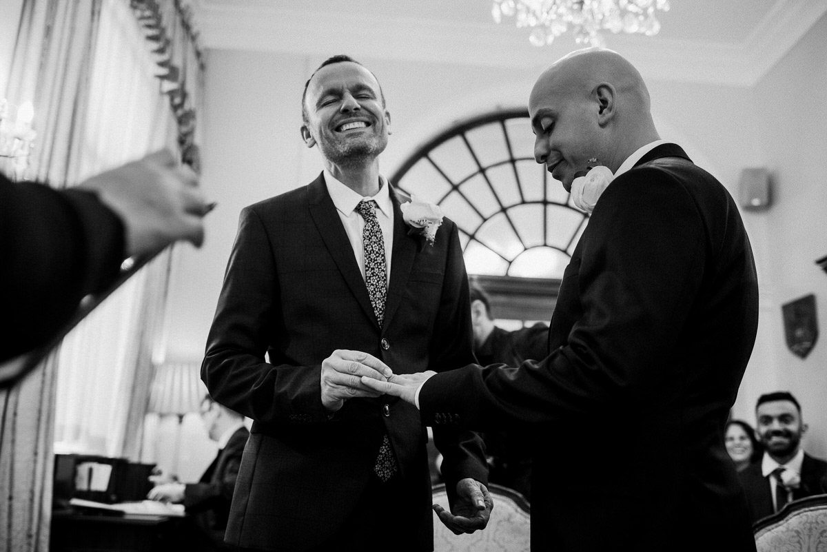 Ślub w Londynie. Danny i Chris w Hotel Café Royal 36 Śmiech podczas ceremonii