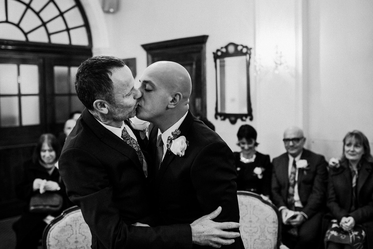 Ślub w Londynie. Danny i Chris w Hotel Café Royal 38 Pocałunek podczas uroczystości
