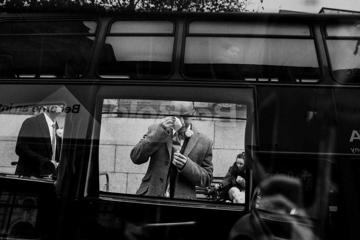 Ślub w Londynie. Danny i Chris w Hotel Café Royal 48 Pan młody widziany przez szybę