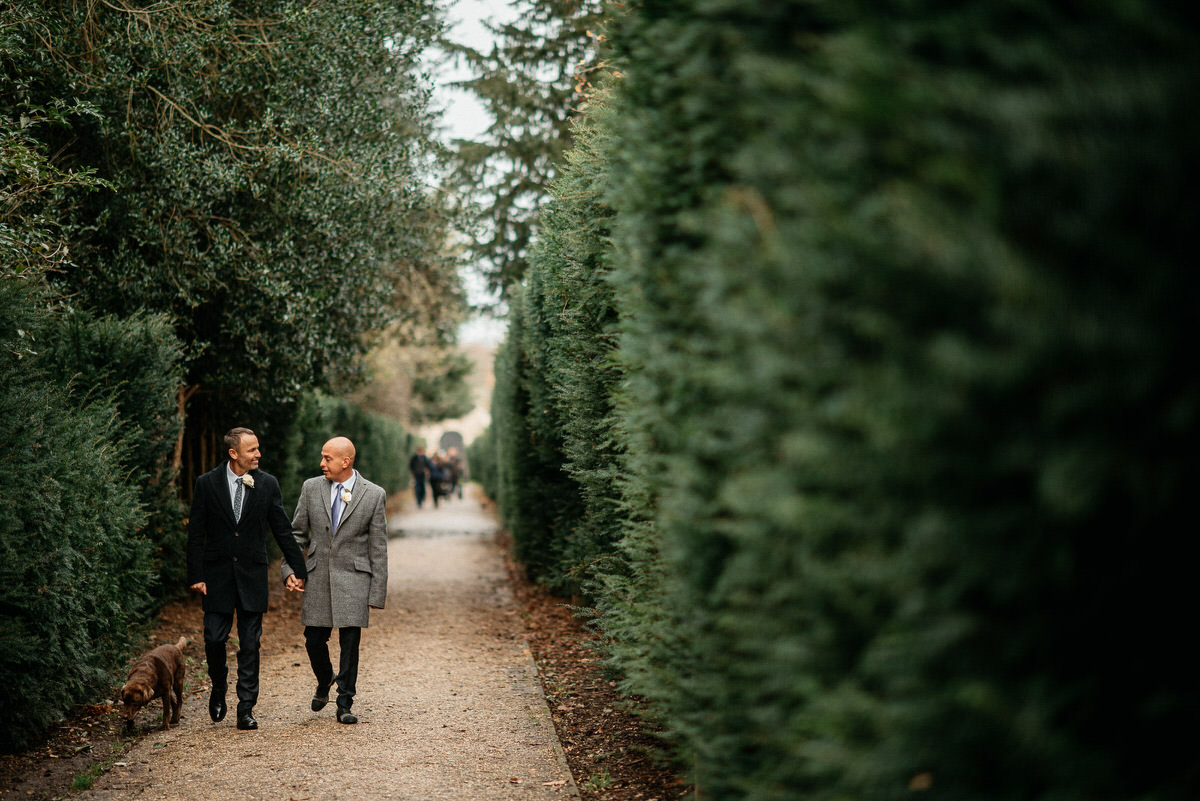 Ślub w Londynie. Danny i Chris w Hotel Café Royal 56 Spacer alejką w Chiswick House Park