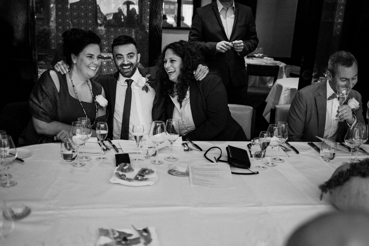 Ślub w Londynie. Danny i Chris w Hotel Café Royal 68 Portret gości podczas obiadu