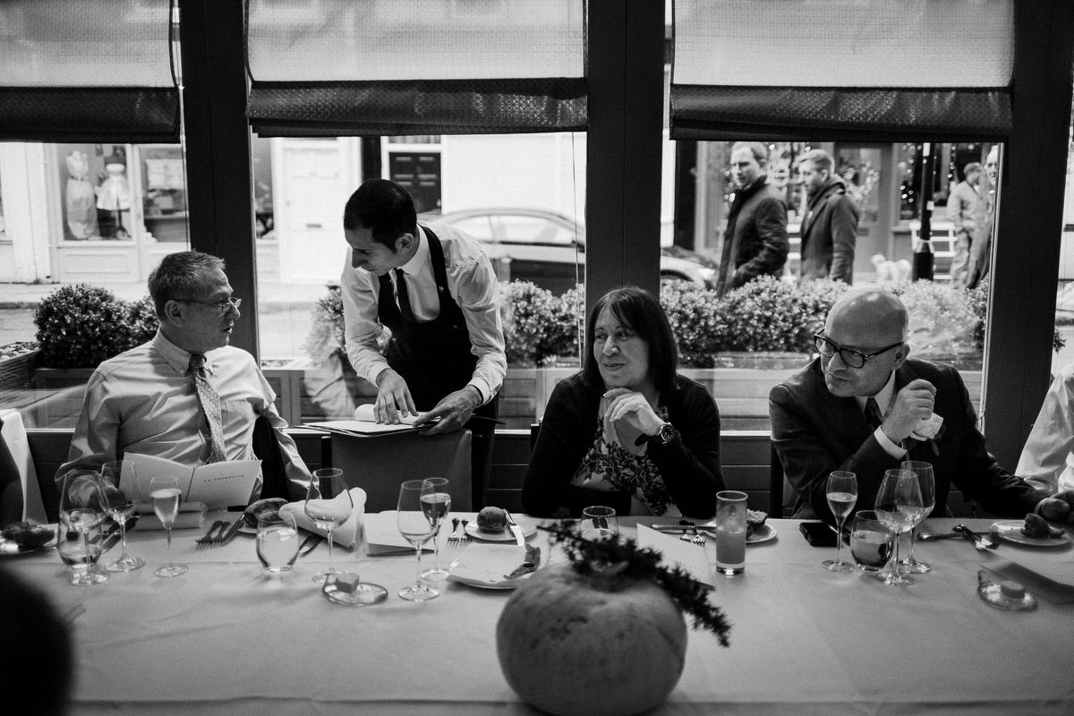 Ślub w Londynie. Danny i Chris w Hotel Café Royal 71 Bliscy przy stole w La Trompette