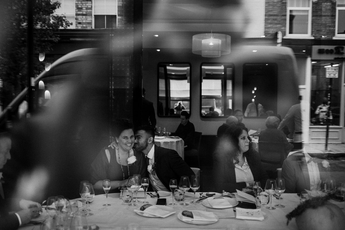 Ślub w Londynie. Danny i Chris w Hotel Café Royal 74 Wnętrze restauracji widziane z ulicy