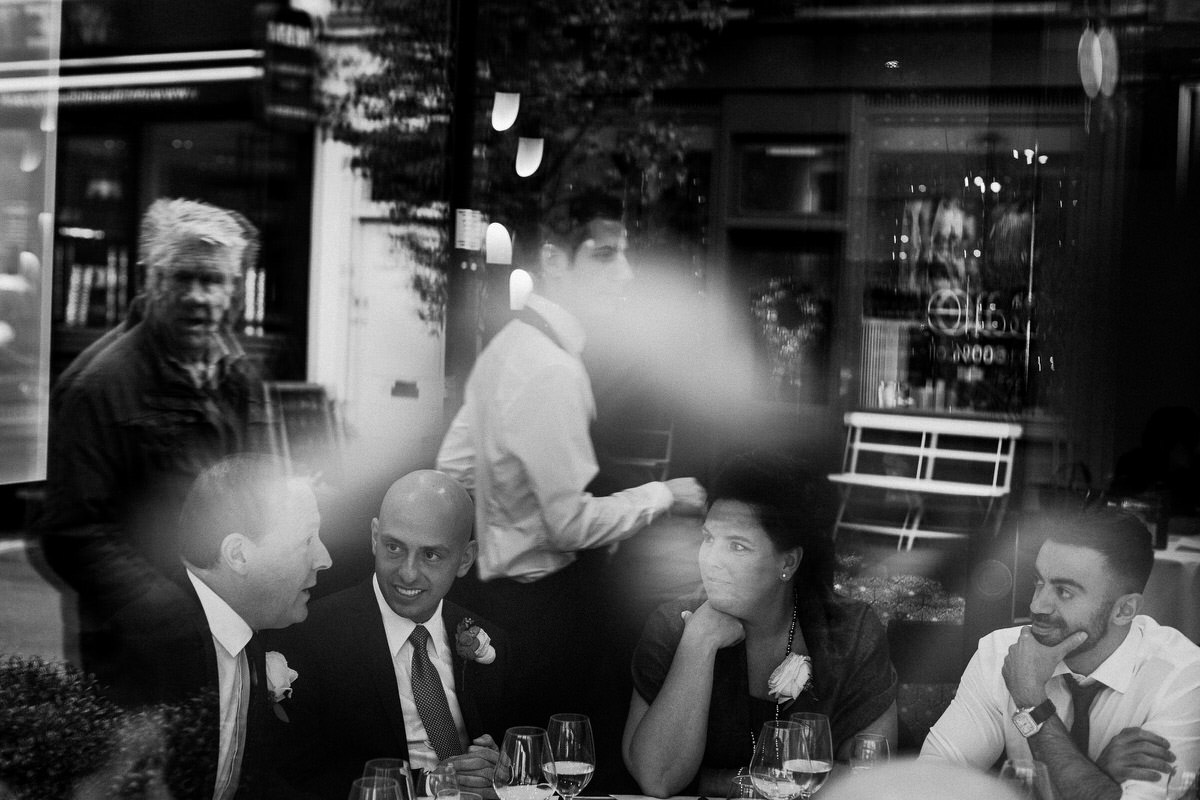 Ślub w Londynie. Danny i Chris w Hotel Café Royal 77 Rozmowy przy restauracyjnym stole
