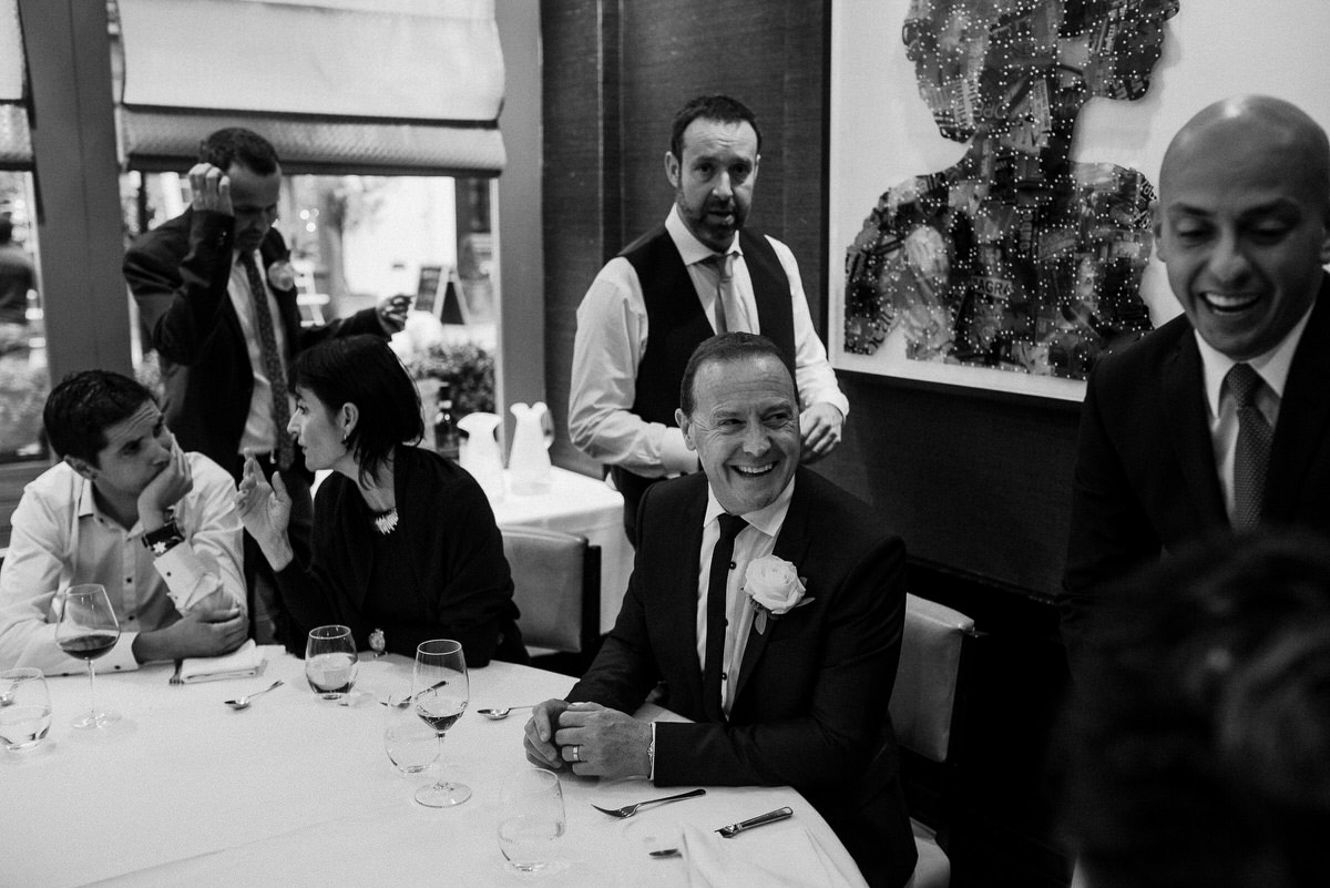 Ślub w Londynie. Danny i Chris w Hotel Café Royal 78 Uśmiechy podczas spotkania