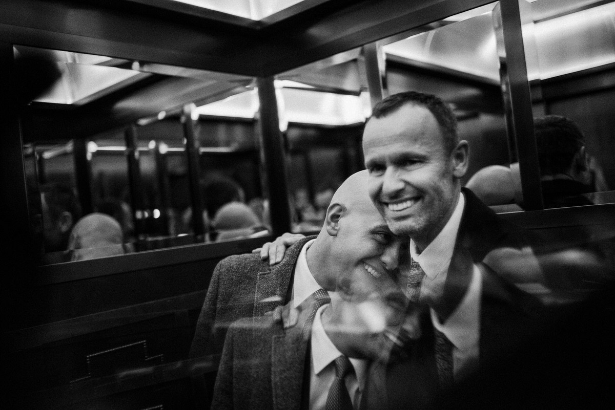 Ślub w Londynie. Danny i Chris w Hotel Café Royal 91 Portret w hotelowej windzie