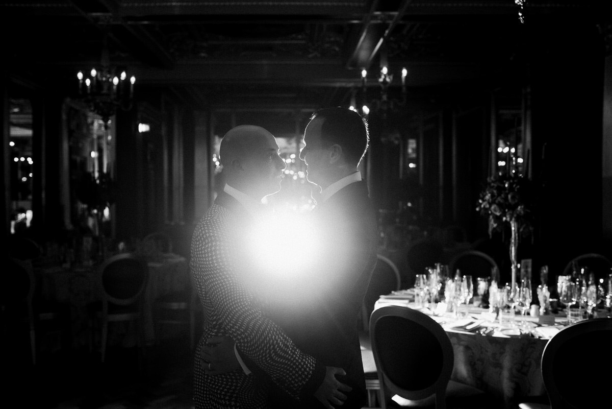 Ślub w Londynie. Danny i Chris w Hotel Café Royal 103 Błysk światła w sali bankietowej