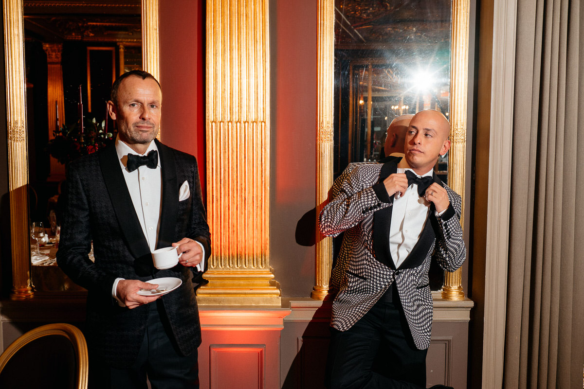 Ślub w Londynie. Danny i Chris w Hotel Café Royal 104 Panowie w strojach wieczorowych
