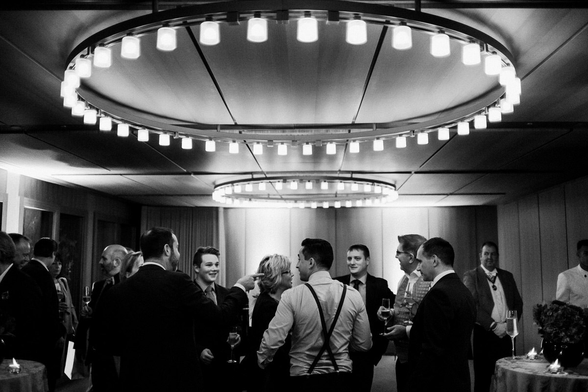 Ślub w Londynie. Danny i Chris w Hotel Café Royal 107 Rozmowy gości pod żyrandolem