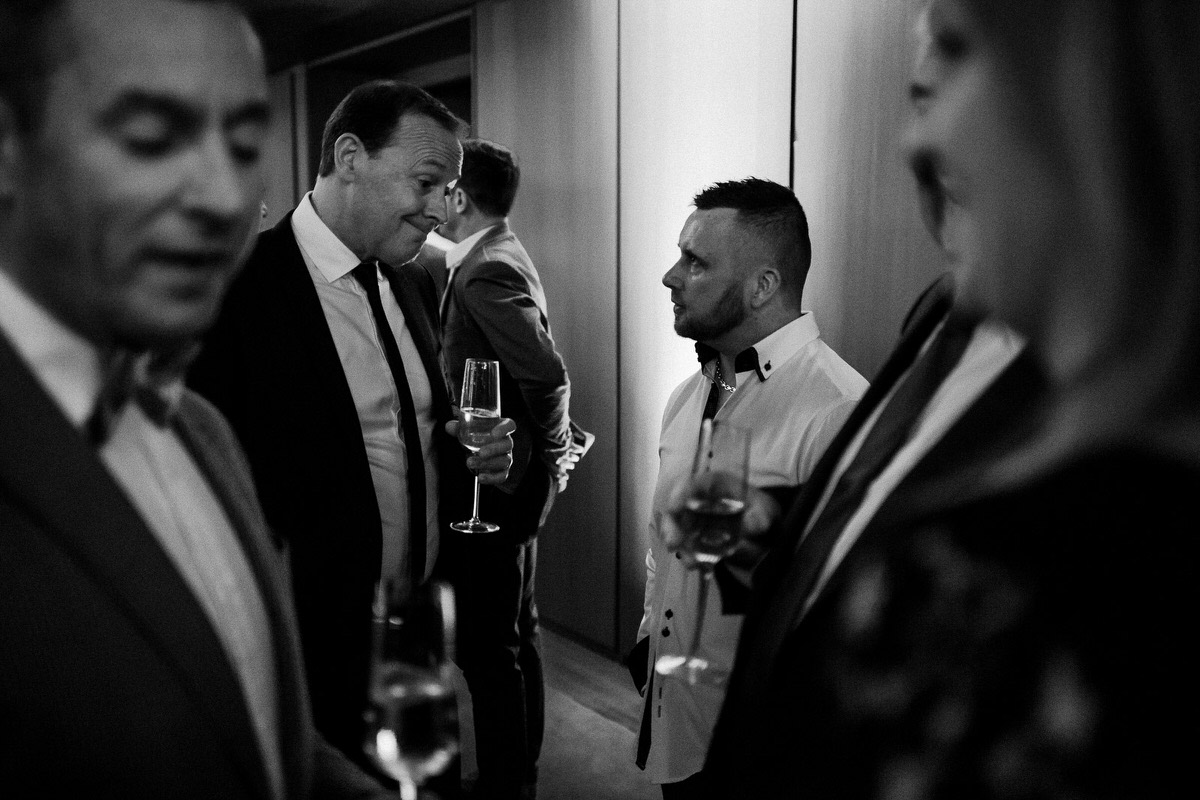 Ślub w Londynie. Danny i Chris w Hotel Café Royal 108 Kieliszki i rozmowy podczas powitania