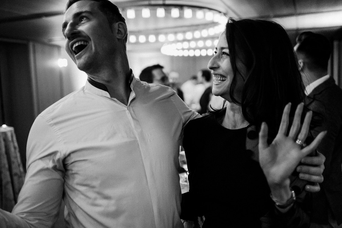 Ślub w Londynie. Danny i Chris w Hotel Café Royal 109 Śmiech gości na przyjęciu