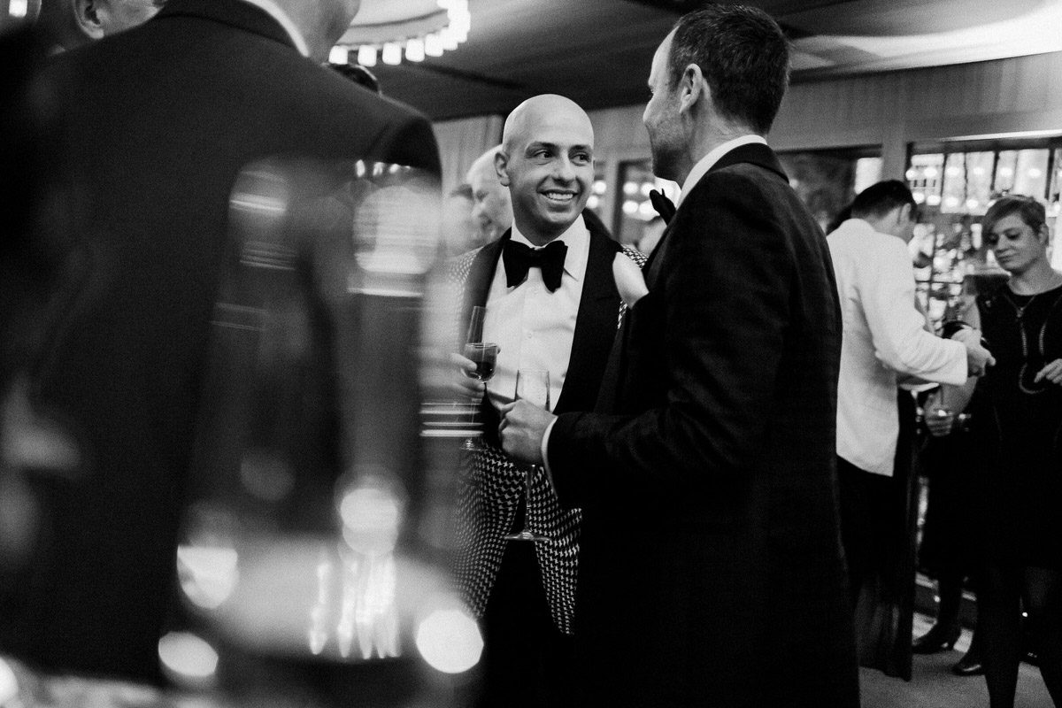 Ślub w Londynie. Danny i Chris w Hotel Café Royal 116 Uścisk podczas powitania
