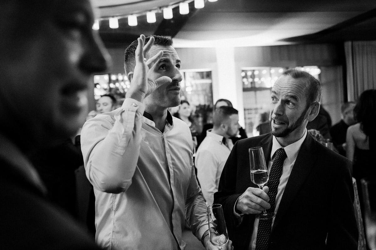 Ślub w Londynie. Danny i Chris w Hotel Café Royal 121 Gość robi zdjęcie telefonem