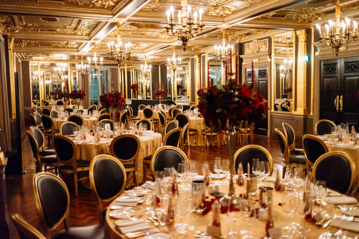Ślub w Londynie. Danny i Chris w Hotel Café Royal 125 Nakryte stoły w Pompadour Ballroom