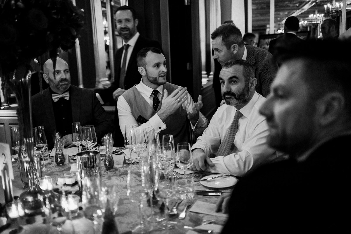 Ślub w Londynie. Danny i Chris w Hotel Café Royal 127 Goście przy stołach