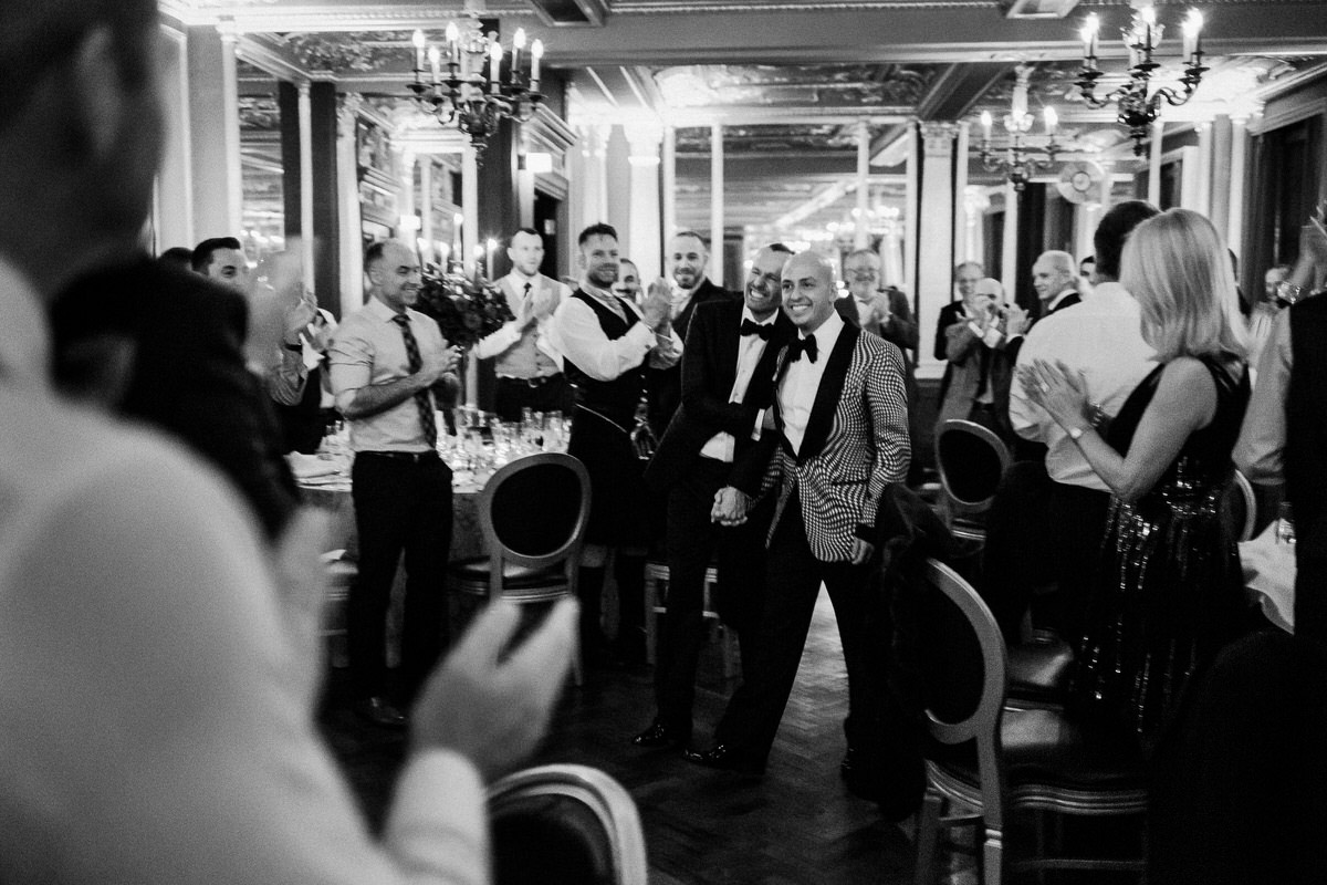 Ślub w Londynie. Danny i Chris w Hotel Café Royal 129 Goście klaszczą przy stołach