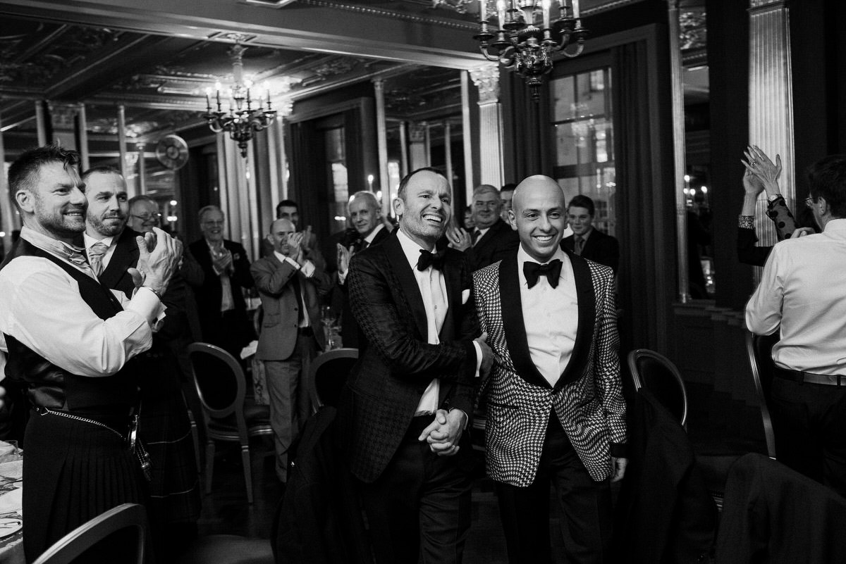 Ślub w Londynie. Danny i Chris w Hotel Café Royal 130 Powitanie w sali bankietowej