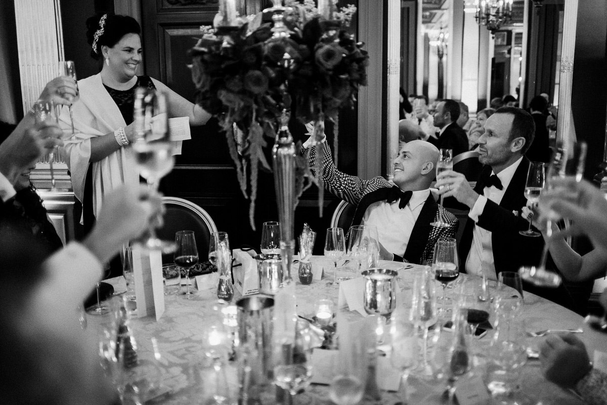 Ślub w Londynie. Danny i Chris w Hotel Café Royal 137 Goście podczas kolacji