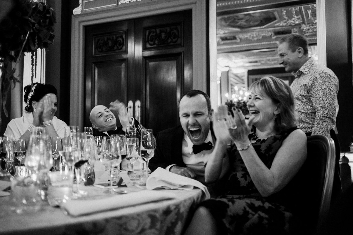 Ślub w Londynie. Danny i Chris w Hotel Café Royal 140 Rozbawieni goście podczas przyjęcia