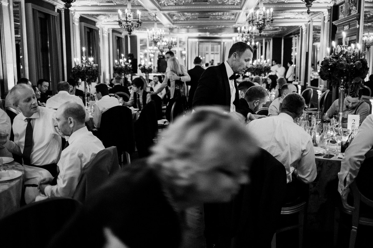 Ślub w Londynie. Danny i Chris w Hotel Café Royal 141 Pan młody wśród gości