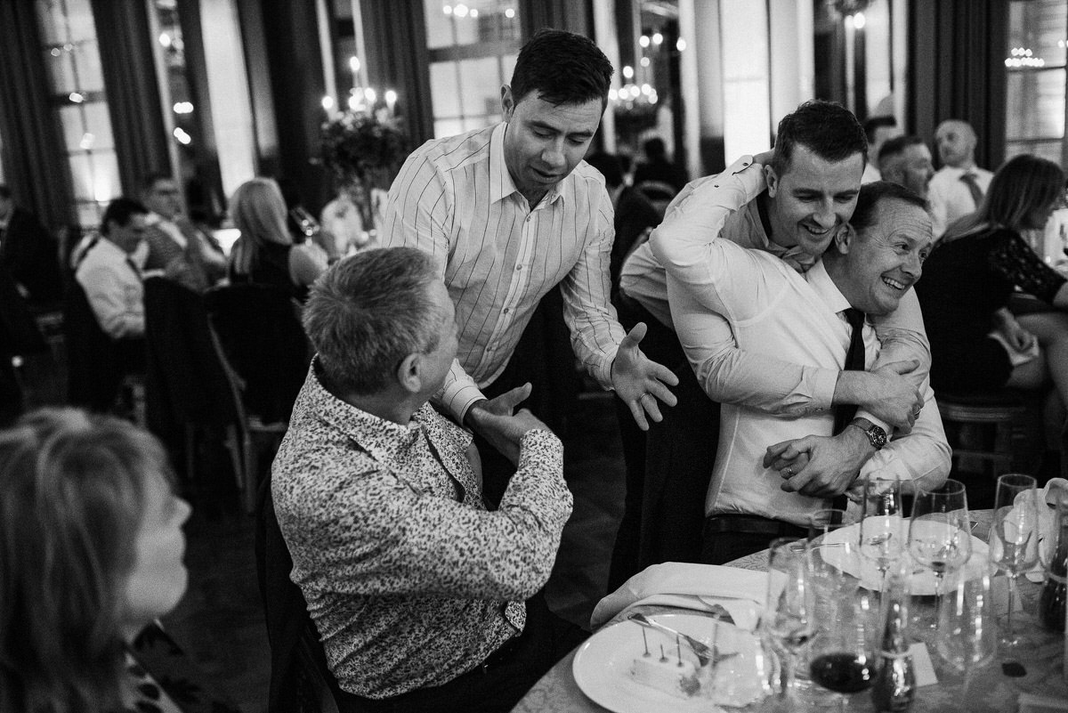 Ślub w Londynie. Danny i Chris w Hotel Café Royal 142 Oklaski i uśmiechy przy stołach