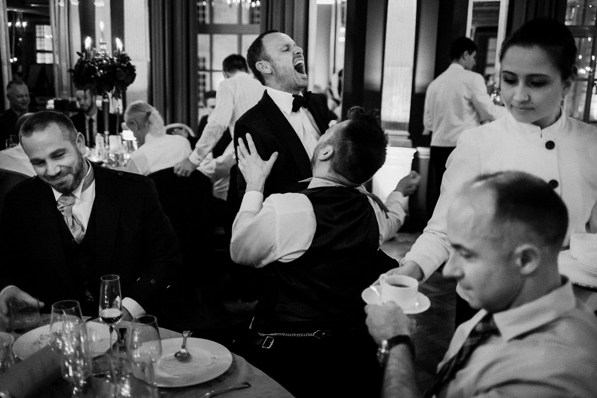 Ślub w Londynie. Danny i Chris w Hotel Café Royal 143 Rozmowy podczas wieczoru