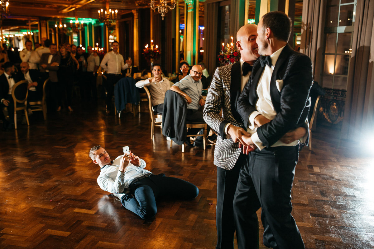 Ślub w Londynie. Danny i Chris w Hotel Café Royal 146 Wspólny taniec w sali bankietowej