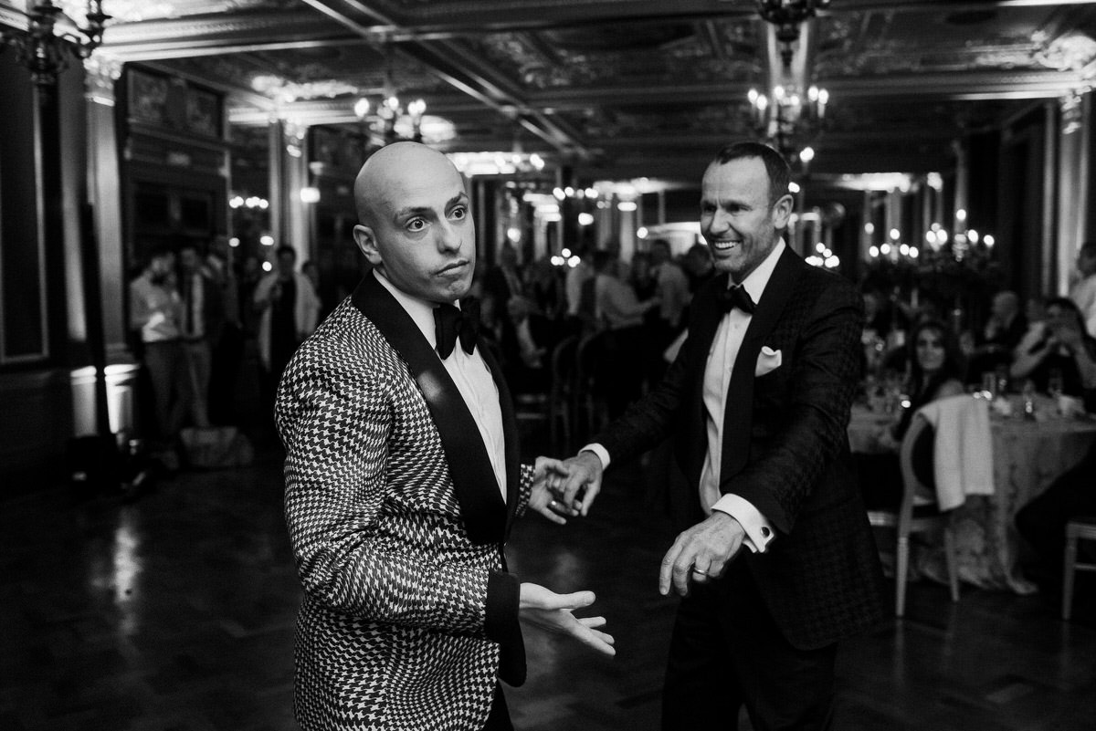 Ślub w Londynie. Danny i Chris w Hotel Café Royal 147 Para rozmawia na parkiecie