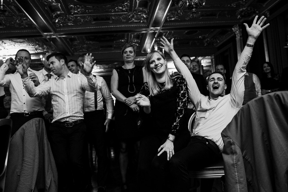 Ślub w Londynie. Danny i Chris w Hotel Café Royal 149 Goście pozują z uniesionymi rękami