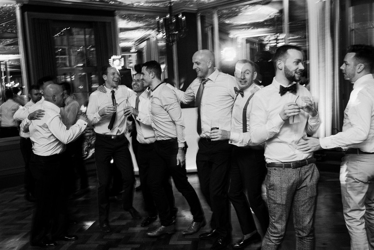 Ślub w Londynie. Danny i Chris w Hotel Café Royal 154 Goście tańczą w grupie