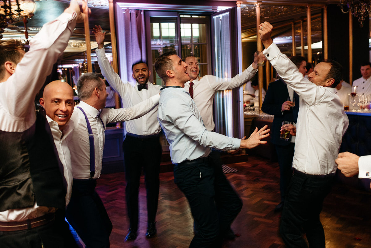 Ślub w Londynie. Danny i Chris w Hotel Café Royal 155 Uniesione ręce podczas wspólnego tańca