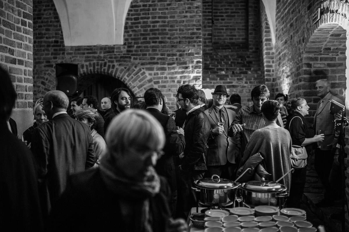 Ślub w Niepołomicach – Gabi i James na zamku 22 Spotkanie gości w plenerze przed ślubem Gabi i Jamesa