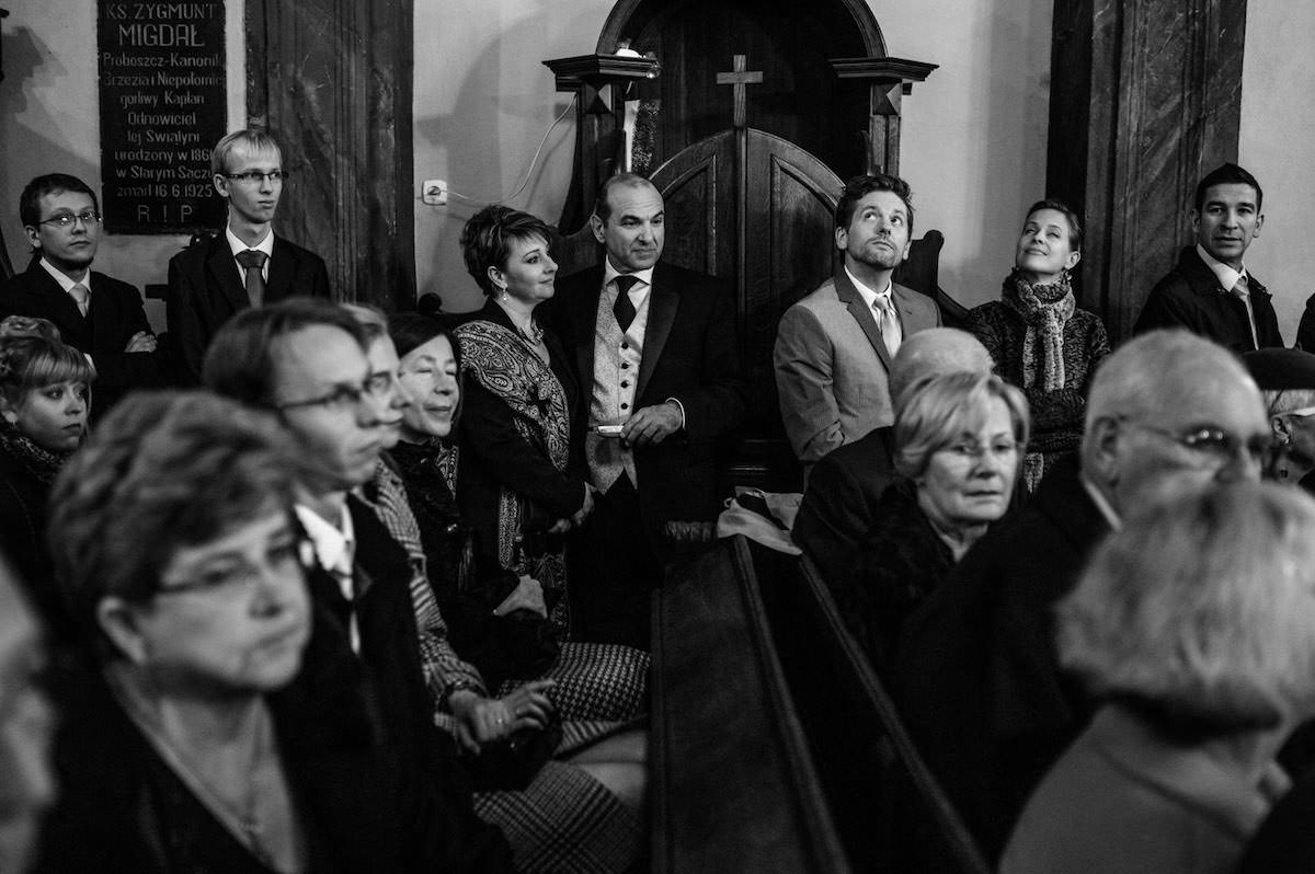 Ślub w Niepołomicach – Gabi i James na zamku 110 Portrety Gabi i Jamesa przy samochodzie i w lesie
