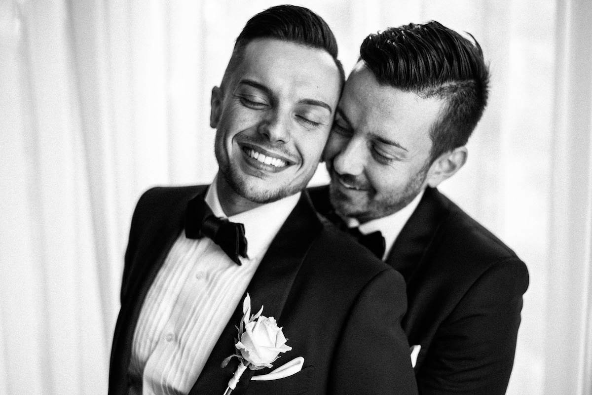Jakub i Lyndon w objęciach, portret pary podczas wesela w Platinum Palace