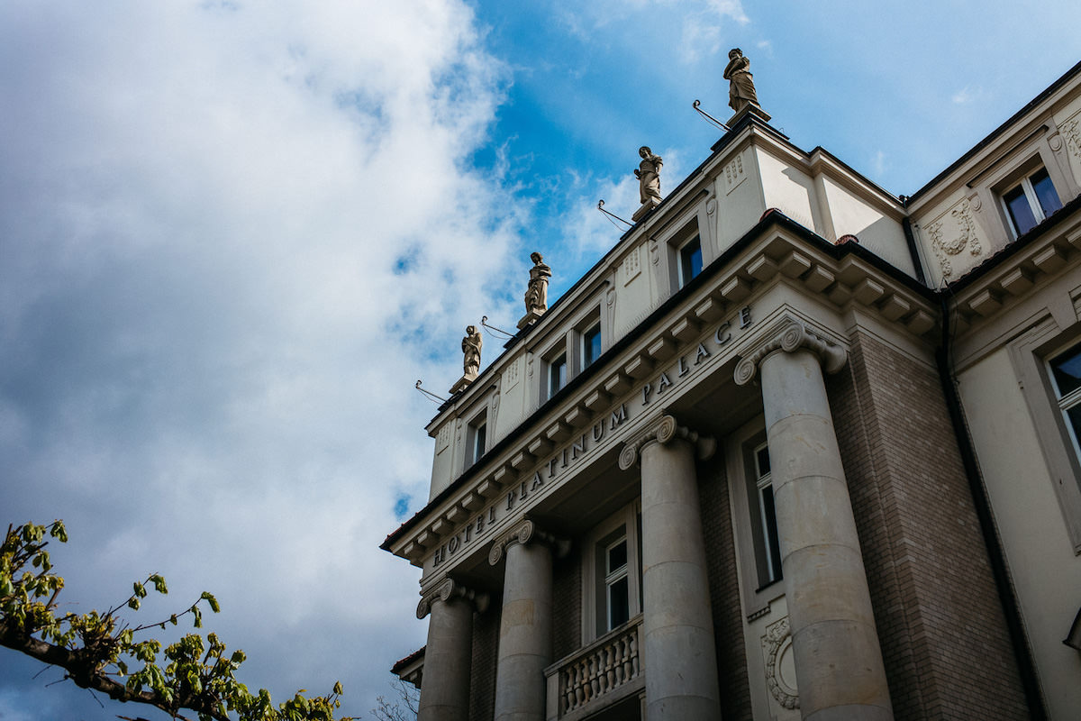 Fasada hotelu widziana od dołu