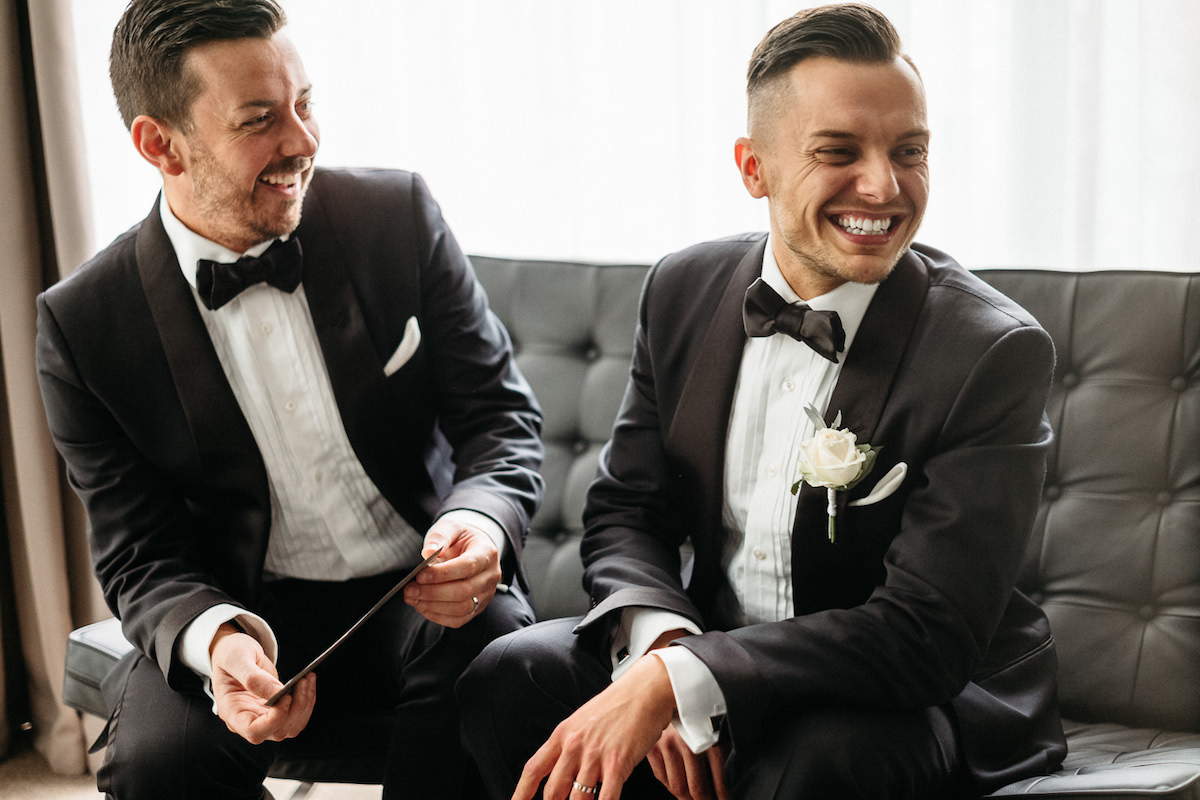 Jakub i Lyndon śmieją się na kanapie