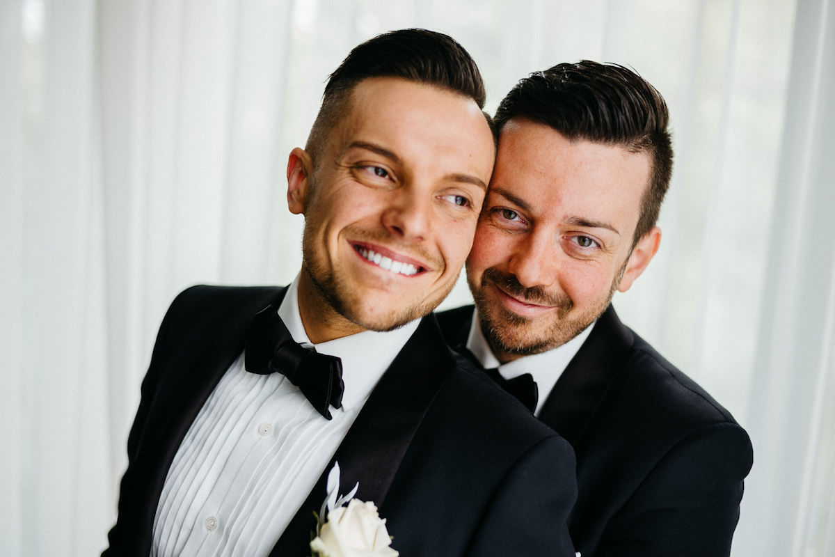 Uśmiechnięci Jakub i Lyndon przed przyjęciem