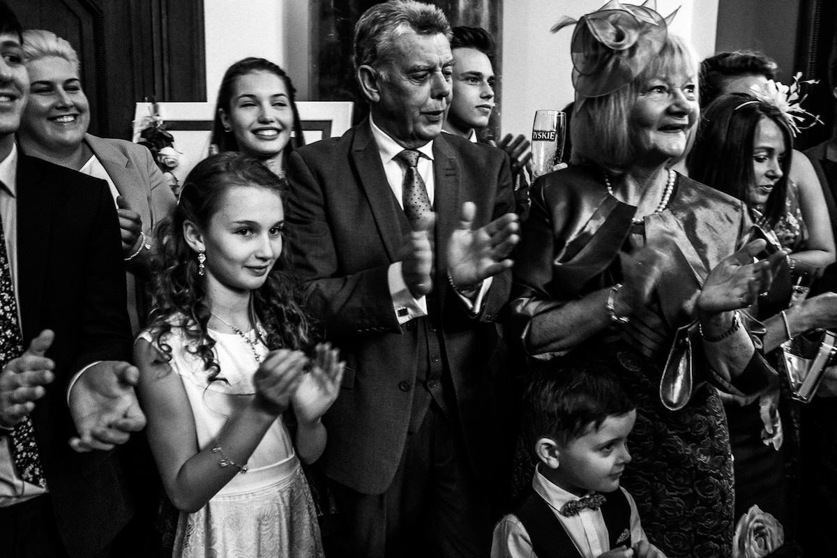 Goście witają parę oklaskami