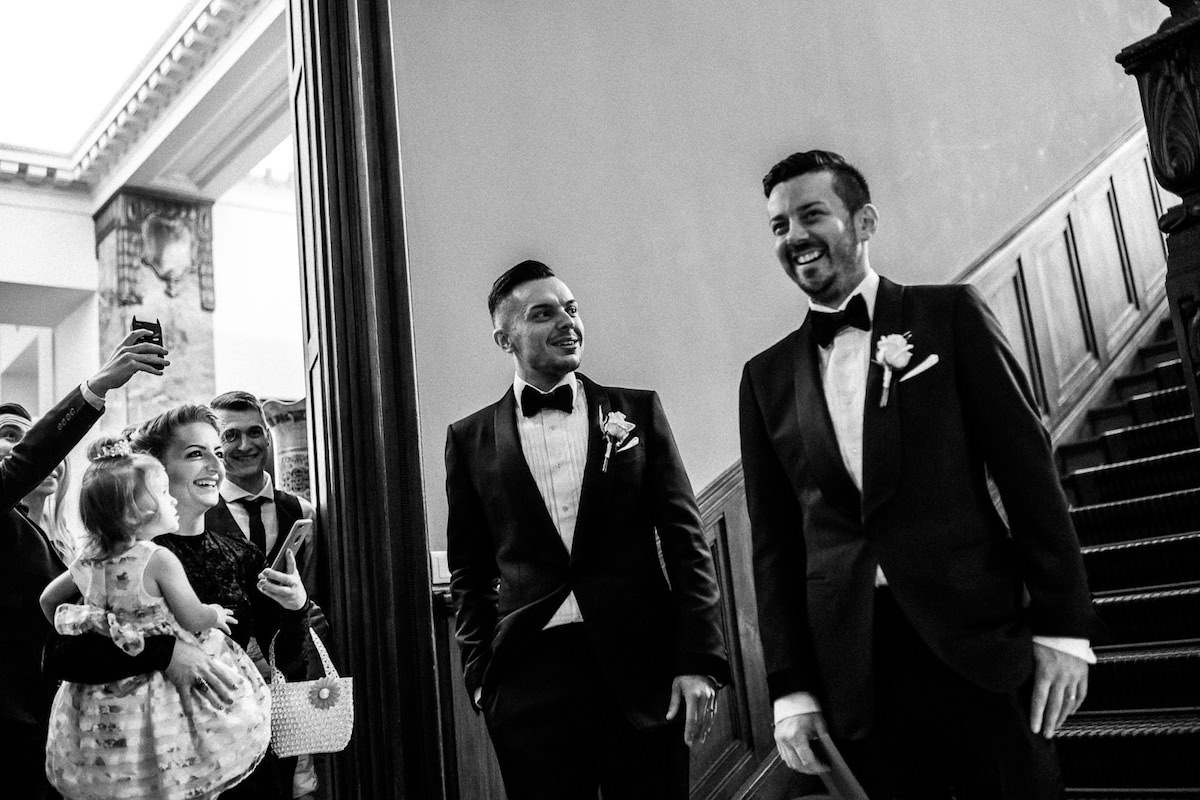 Jakub i Lyndon na schodach wśród gości