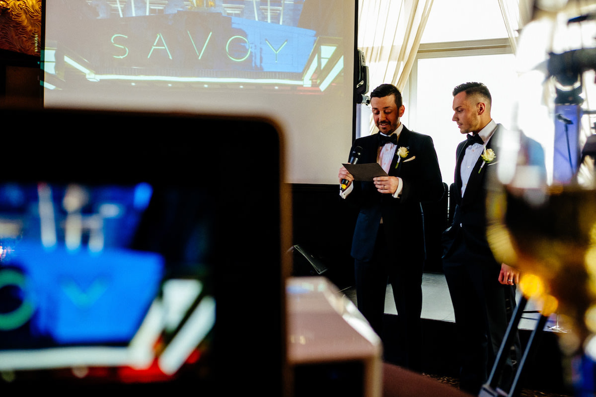 Jakub i Lyndon przy ekranie projekcyjnym